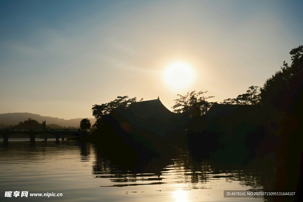 湖畔夕阳美景