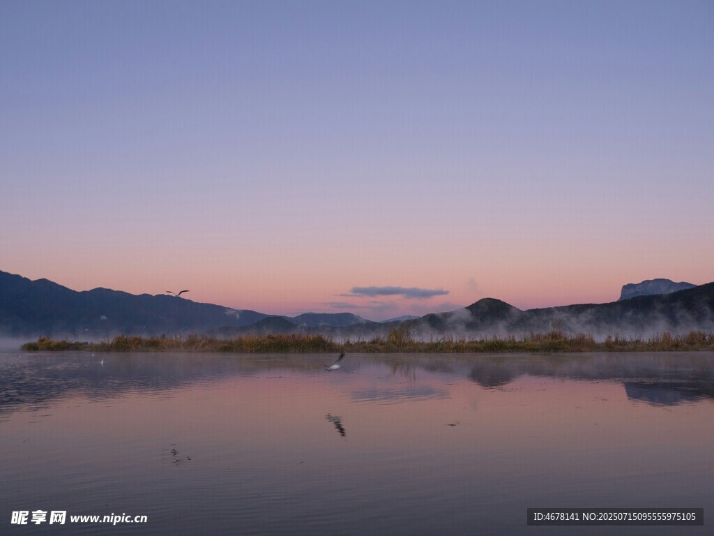 湖畔黄昏美景