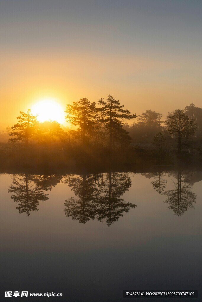 湖畔日出美景