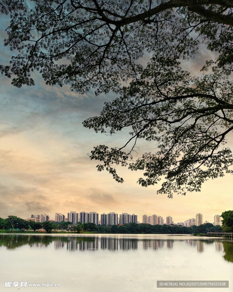 湖畔黄昏美景
