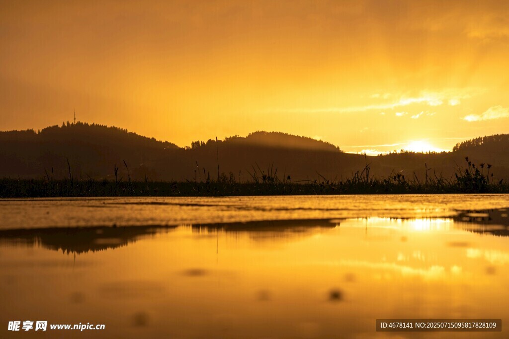 夕阳下的山水倒影美景