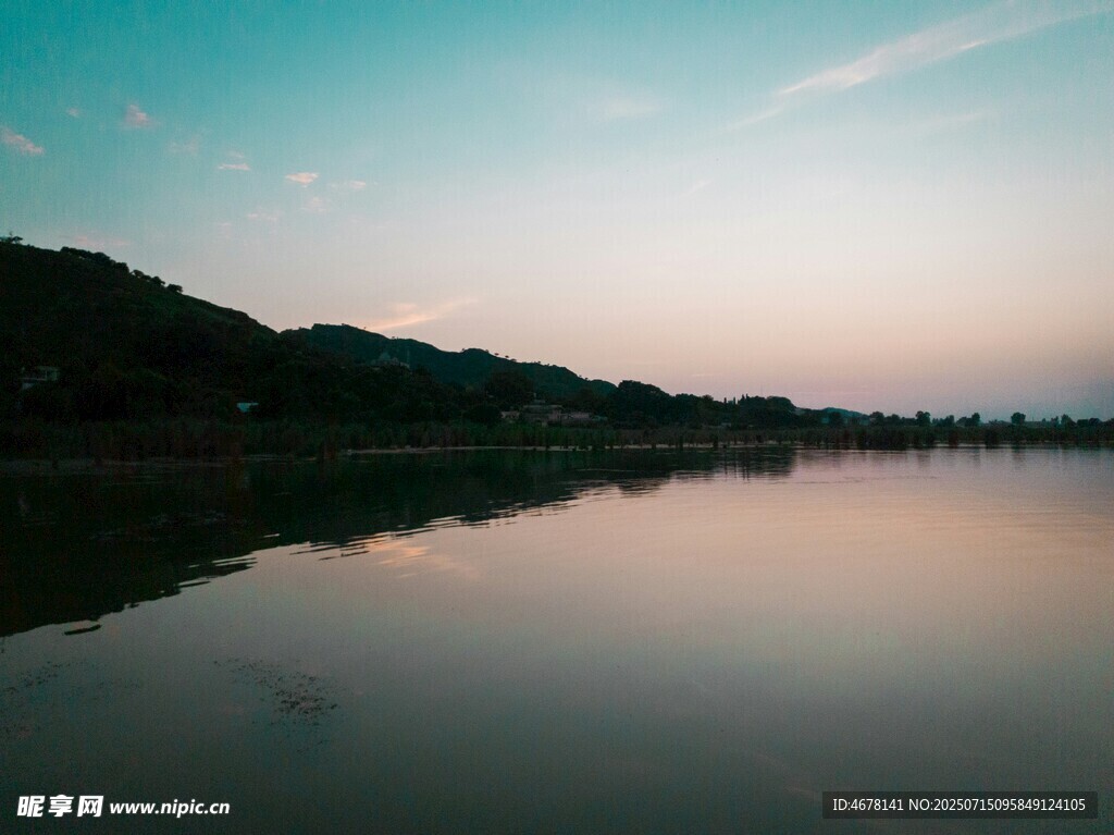 湖畔黄昏美景