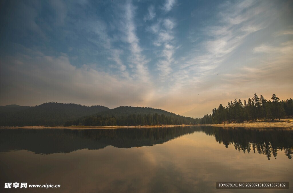 湖畔日出美景