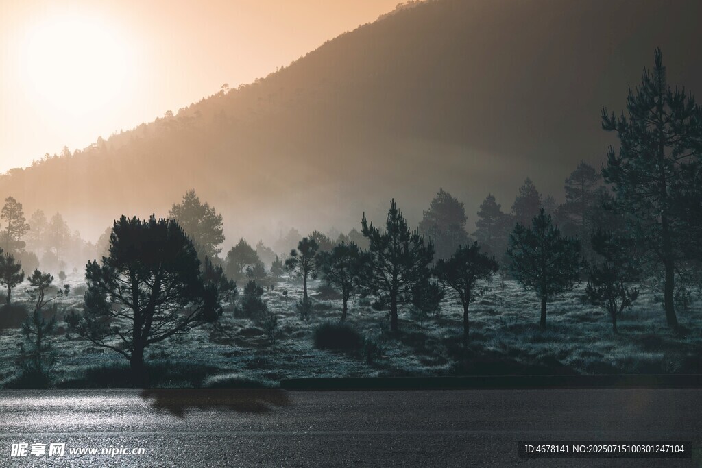 湖畔山林间的日出美景
