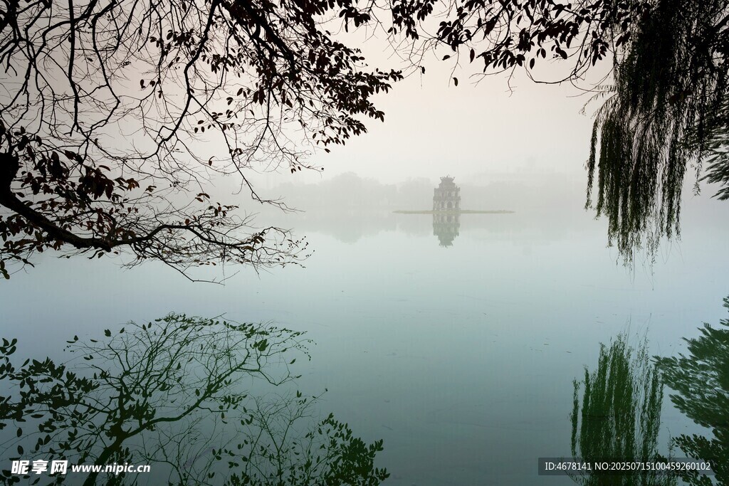 雾中泛舟湖面静谧之景
