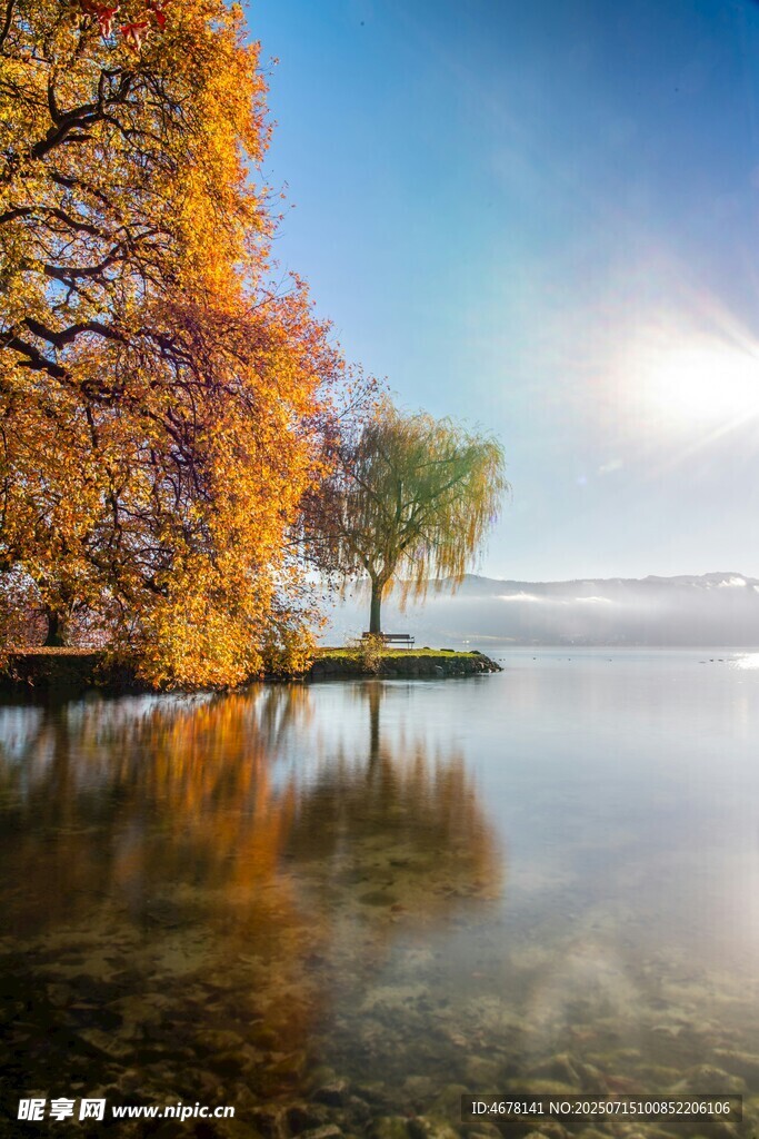 秋日湖畔美景