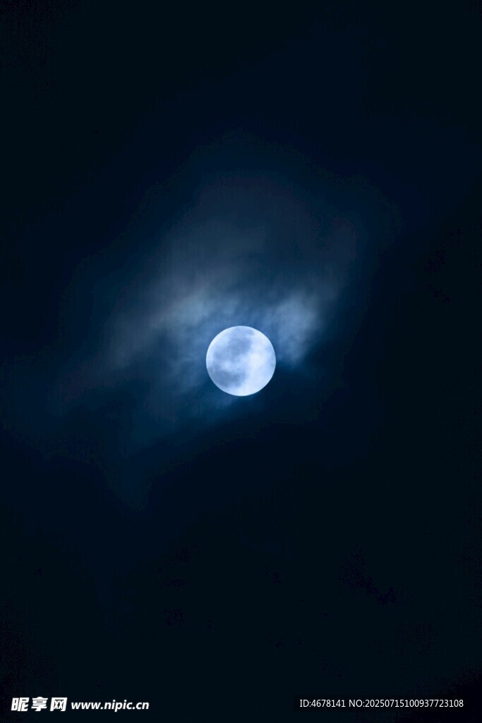 夜空中明亮的皎洁圆月