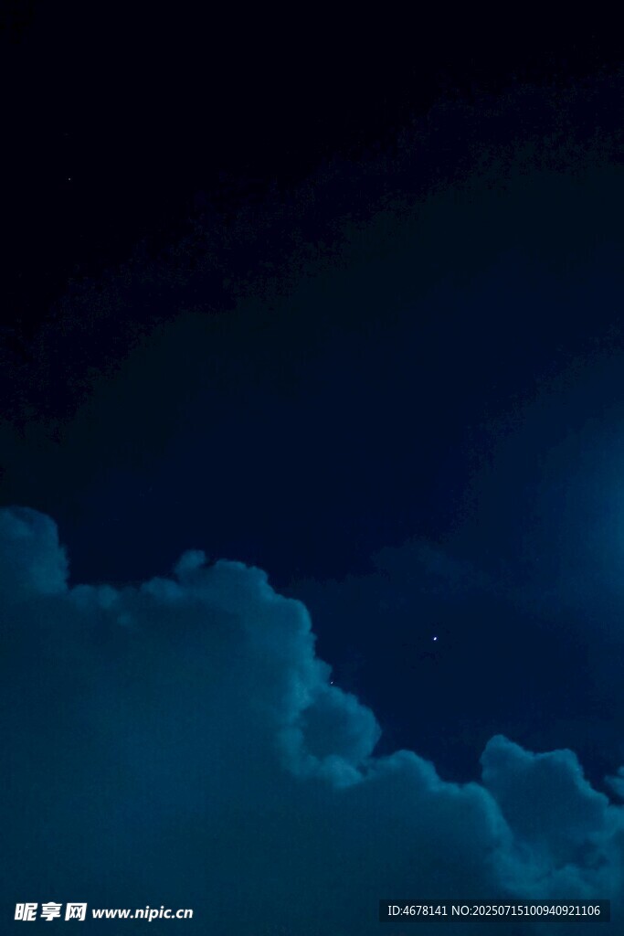 夜空下的梦幻云层
