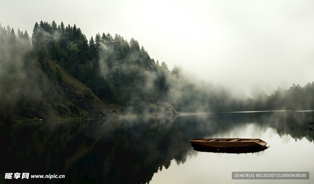 雾中静谧湖景