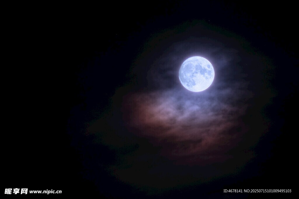 夜空中的明亮圆月