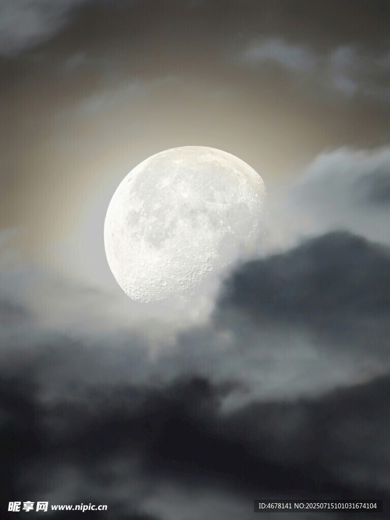 夜空中的皎洁明月