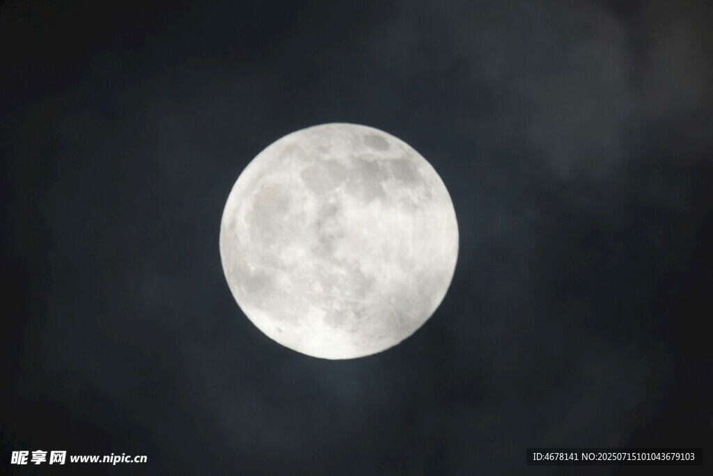 夜空中的皎洁满月