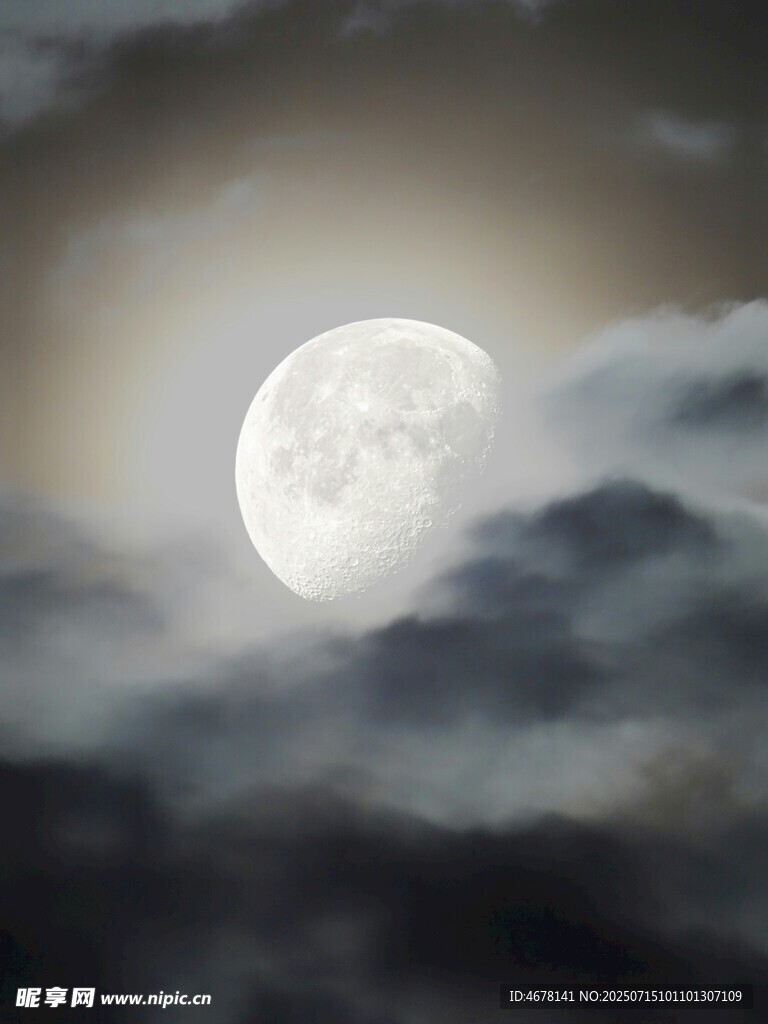 云雾中高悬的皎洁满月