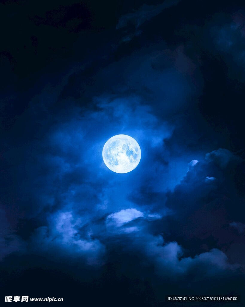 夜空中的明亮满月