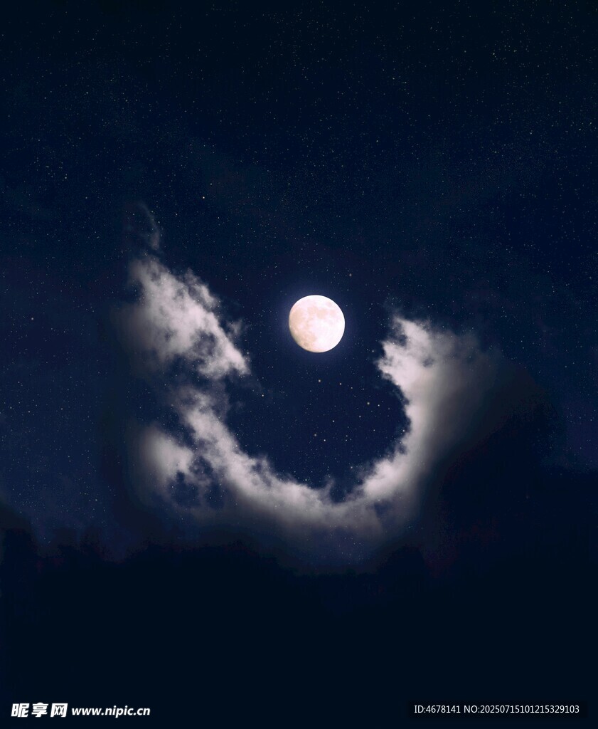 夜空中的明月与云朵