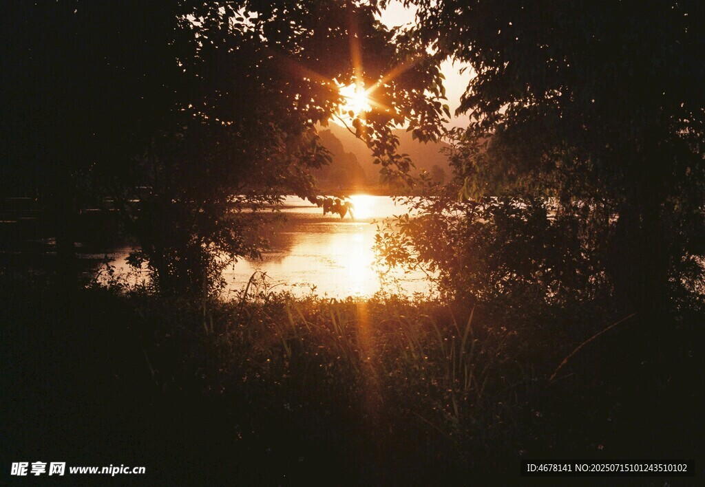 夕阳下的静谧湖面美景