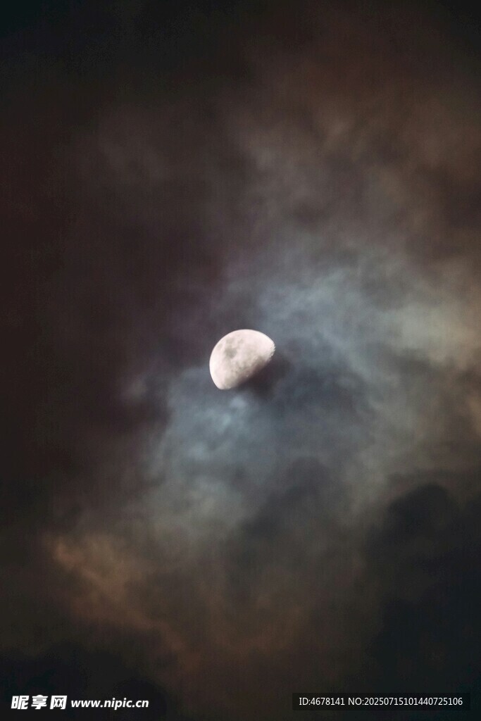 夜空中的神秘发光物体