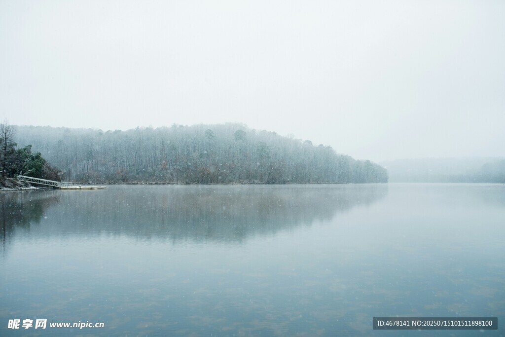雾霭中的静谧湖景