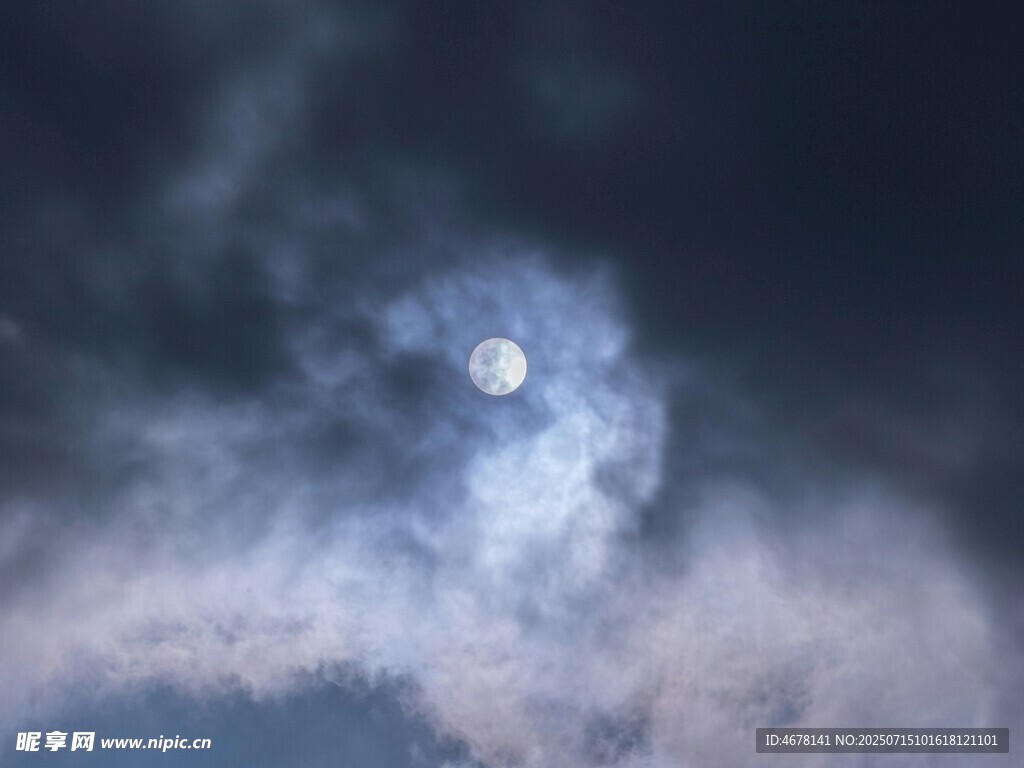 夜空中朦胧的月亮与云彩