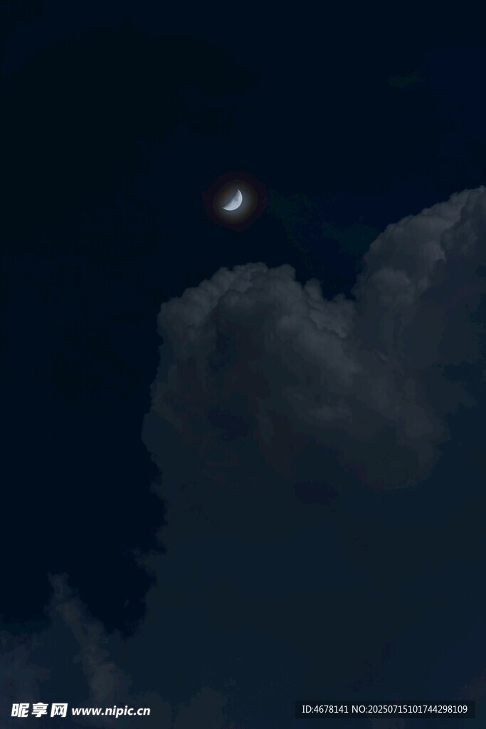 夜空下的月亮与云朵