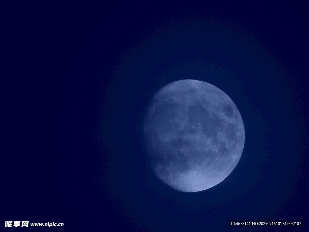 夜空中的皎洁明月