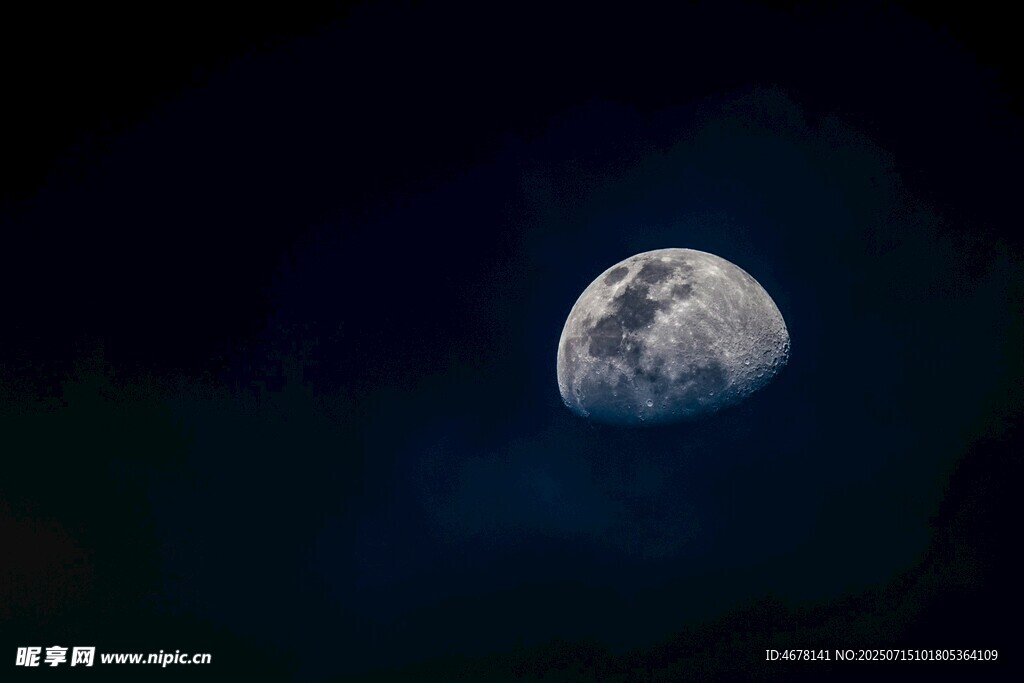 夜空中的皎洁明月