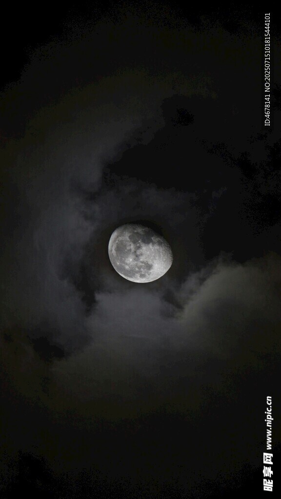 夜空中的皎洁明月