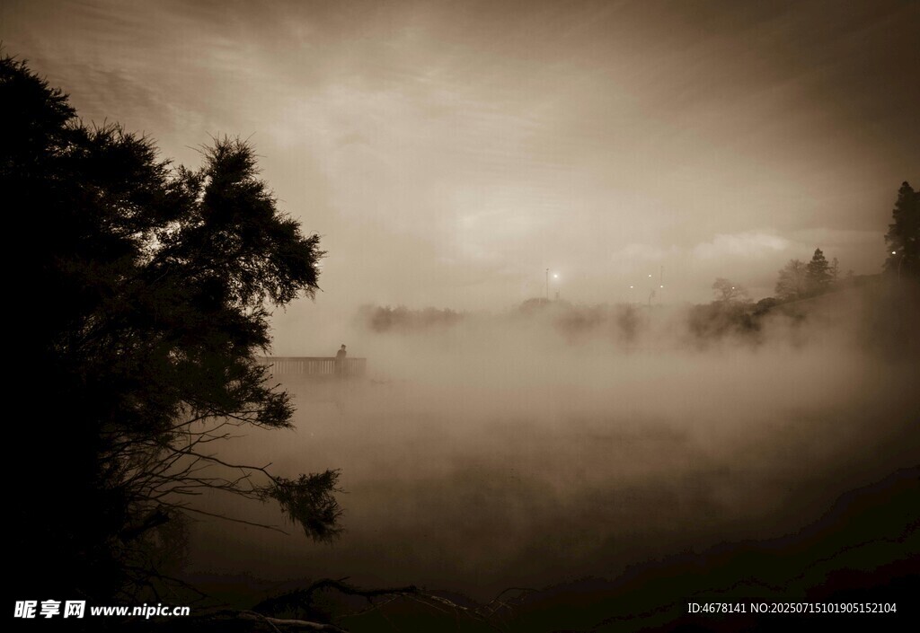 雾中静谧湖景