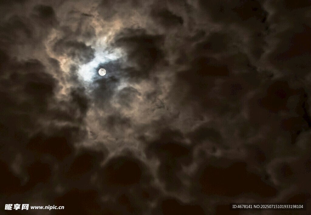 夜空中的朦胧月光景象