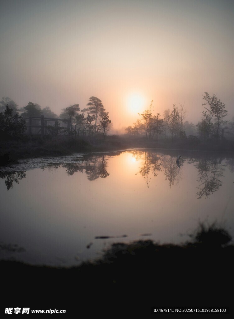 湖畔日出美景