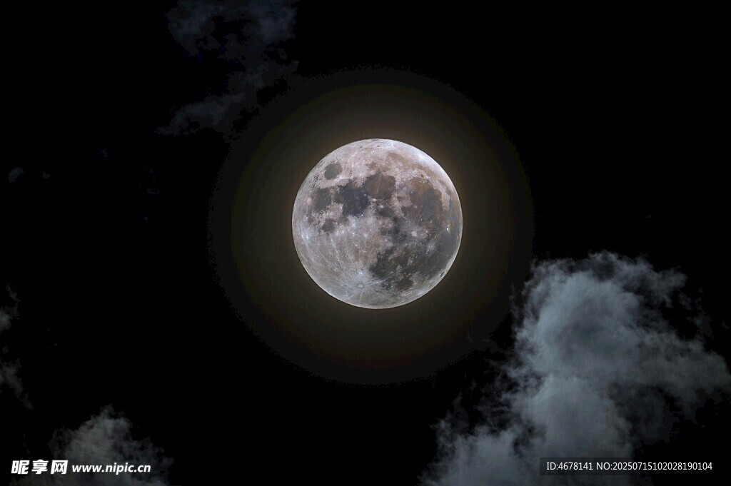 夜空中的皎洁明月