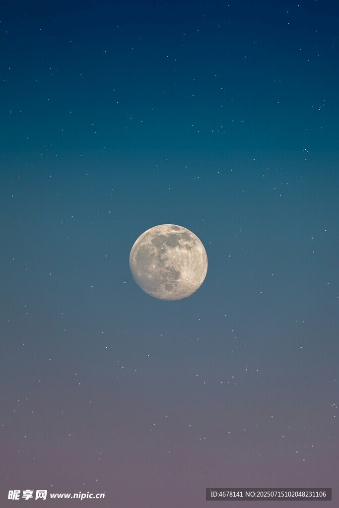 夜空中的皎洁明月