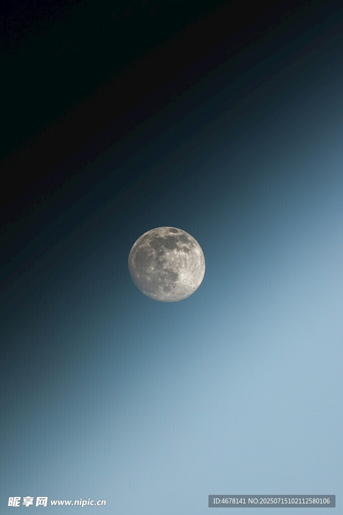 夜空中的皎洁明月