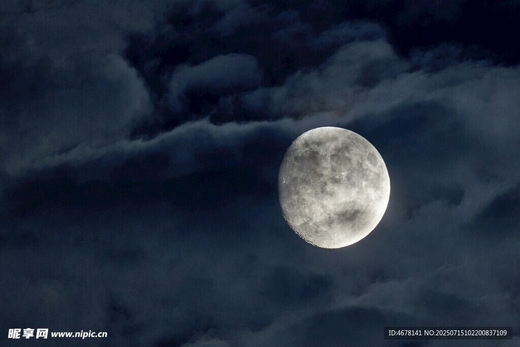 夜空中的皎洁满月
