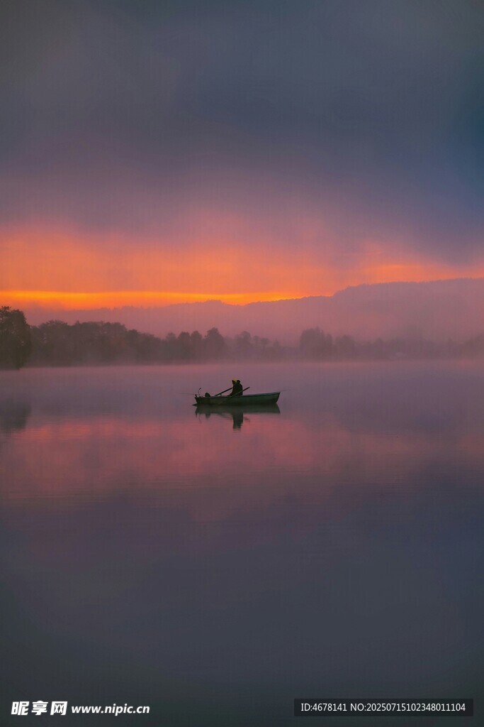 湖畔日出小船静谧美景
