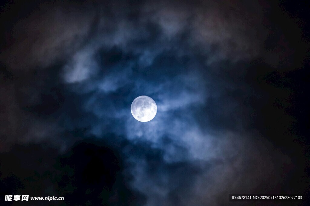 夜空中的明月与云雾