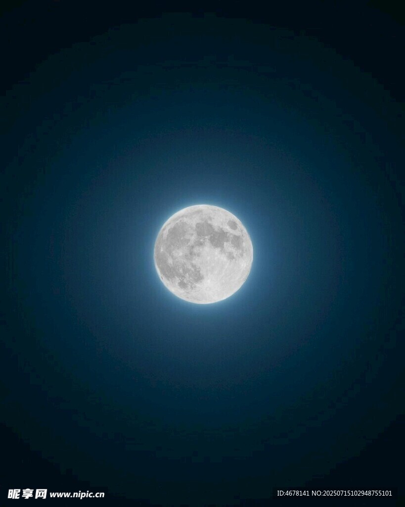 夜空中的皎洁明月