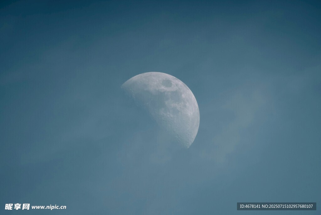 夜空中的朦胧月亮