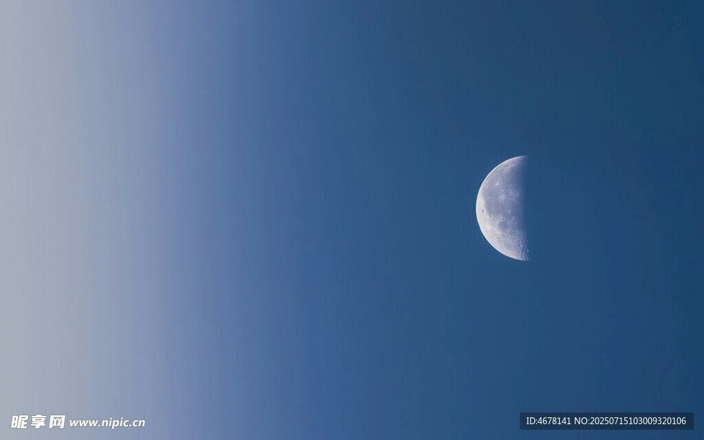 天空中的弯弯新月
