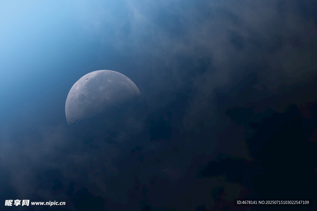 夜空中朦胧的月亮