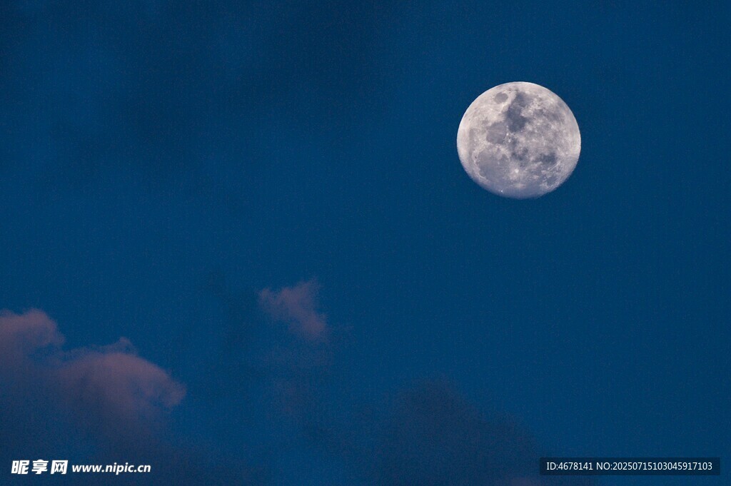 夜空明月伴云