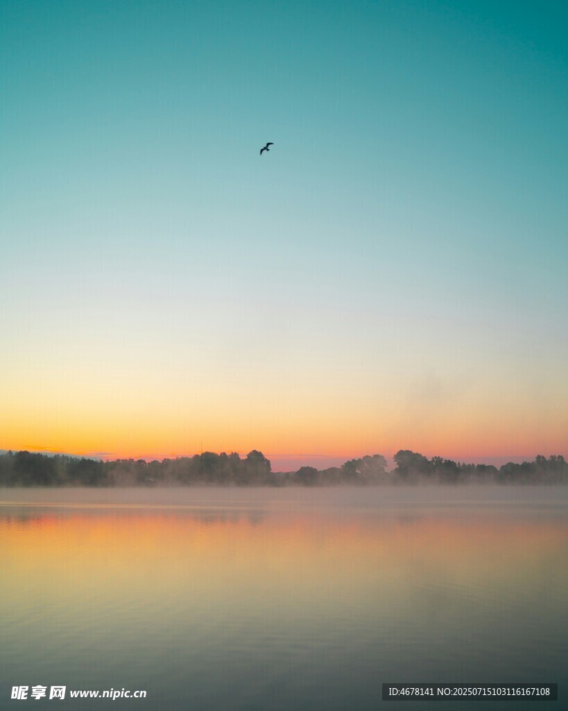 湖畔日出美景