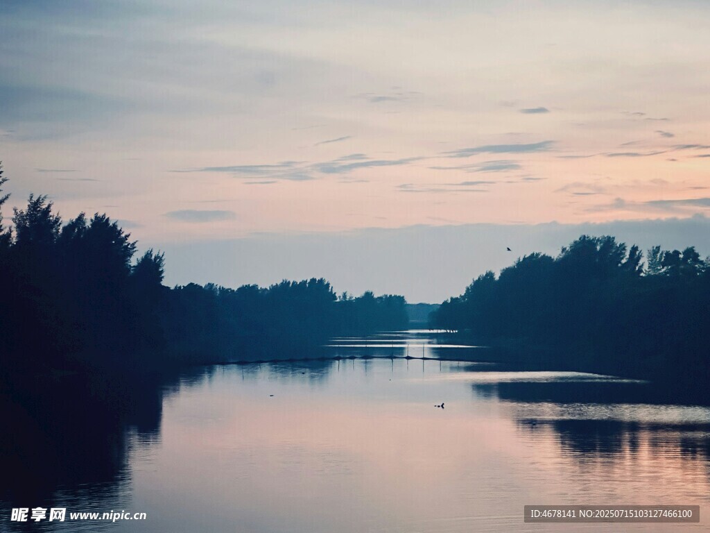 黄昏河畔美景