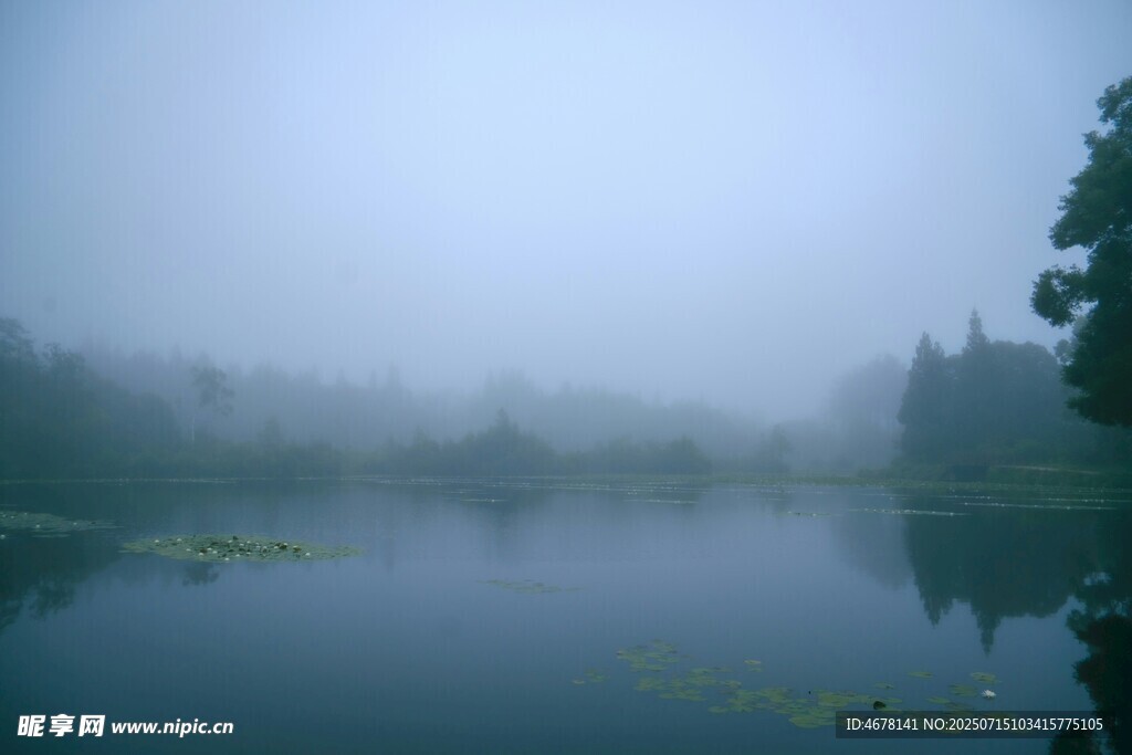 雾中静谧湖景