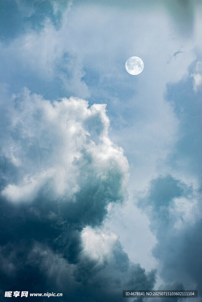 天空中月亮与云朵美景