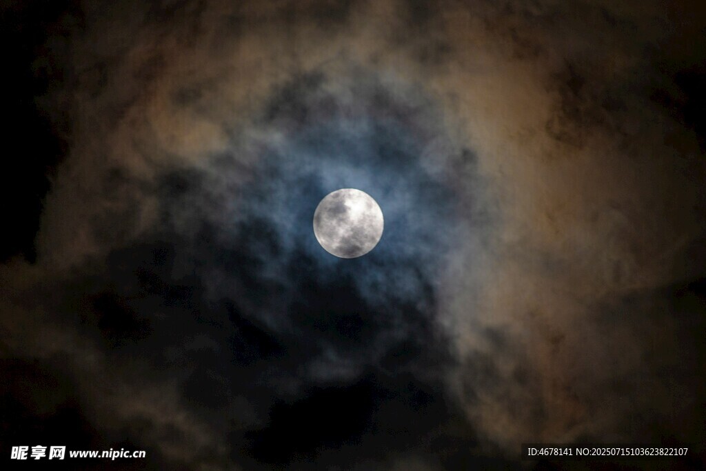 夜空中朦胧的明亮圆月
