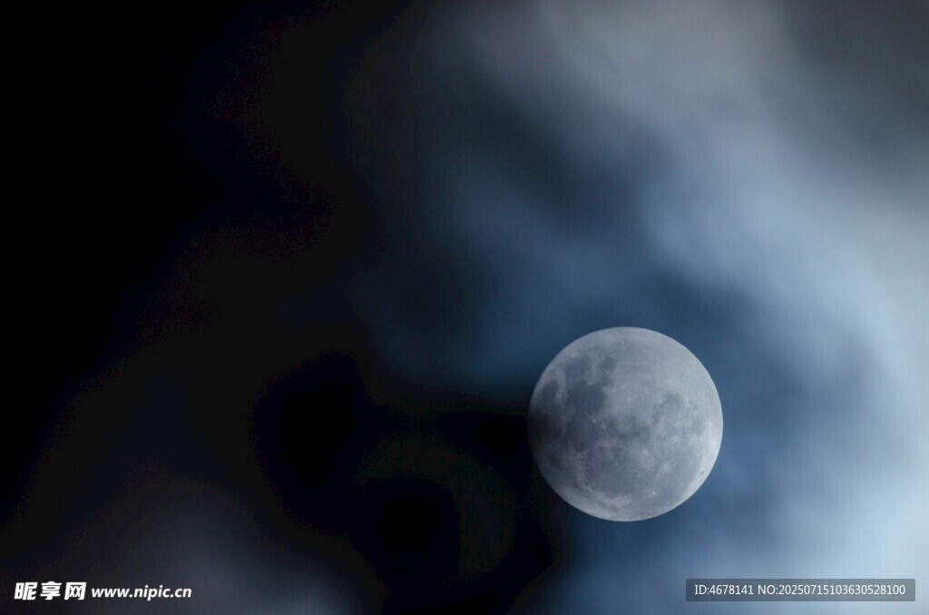 夜空中朦胧的皎洁明月