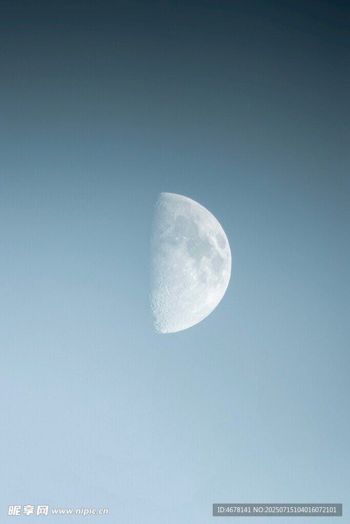 天空中的半轮明月