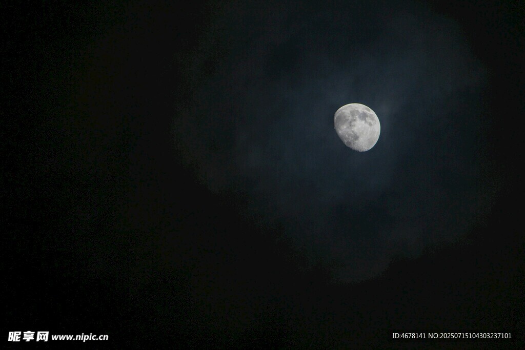 夜空中的皎洁明月