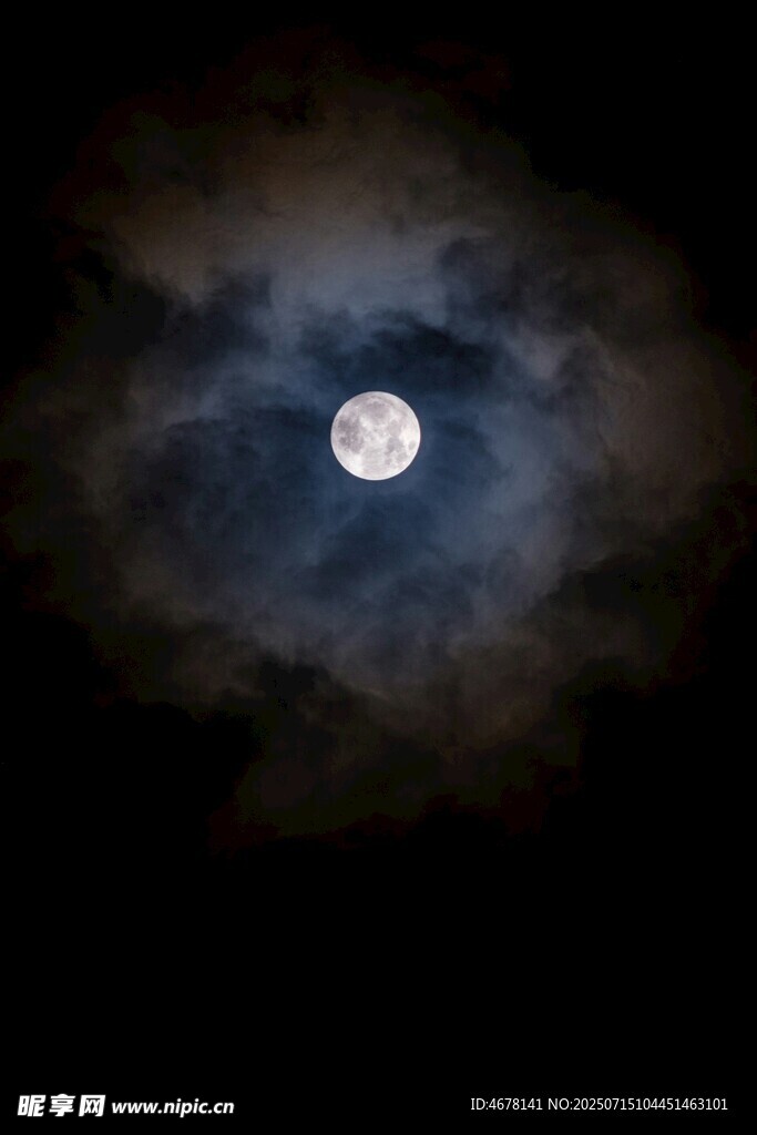 夜空中明亮的满月